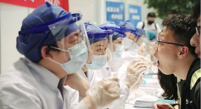 田雅婧（左二）在开展义诊活动