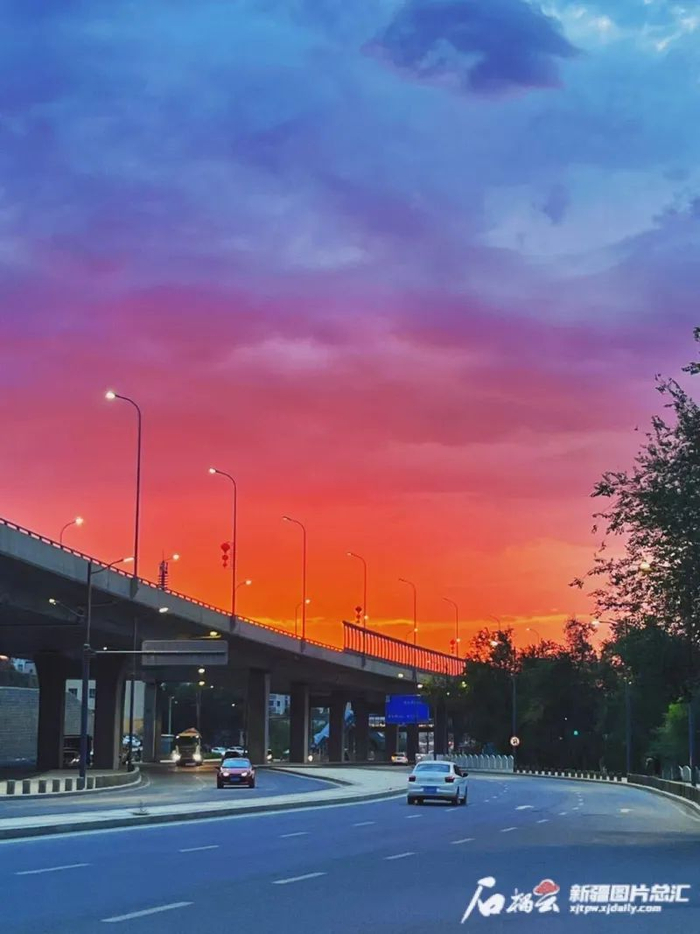7月17日，乌鲁木齐现绝美晚霞。周志鹏摄