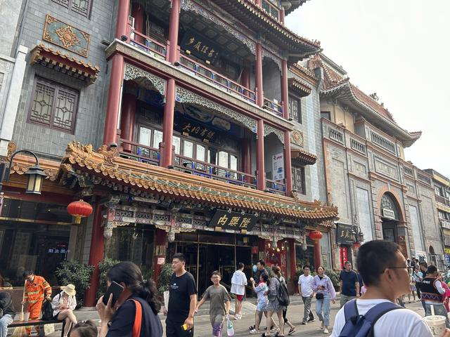 在天气并不炎热的下午，“大内·宫保”咖啡厅露台一座难求，这里成了年轻人欣赏大栅栏老街的新角度。新京报记者 陈琳 摄