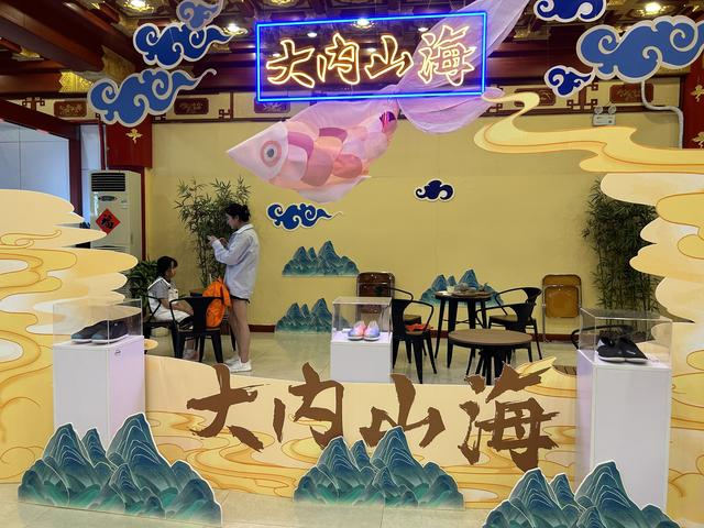 内联升上线新的主题系列布鞋产品时，“大内·宫保”也会进行相关主题装扮，与品牌形成互动。新京报记者 陈琳 摄
