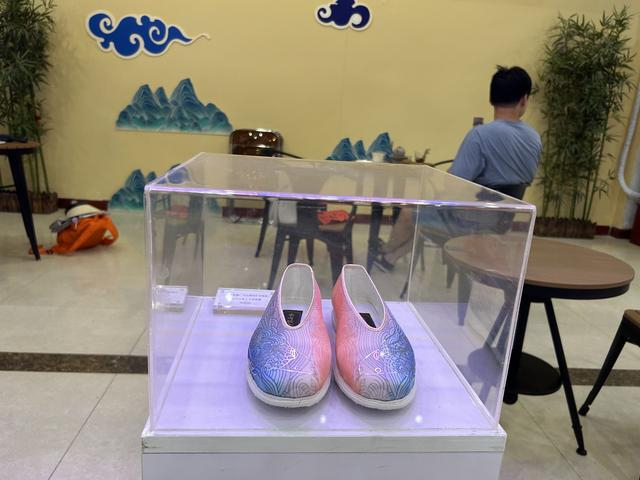 咖啡店里，新品的内联升步鞋就摆放在显眼位置。新京报记者 陈琳 摄