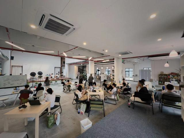 浙江安吉的数字游民社区内，大家在公共空间办公。受访者供图
