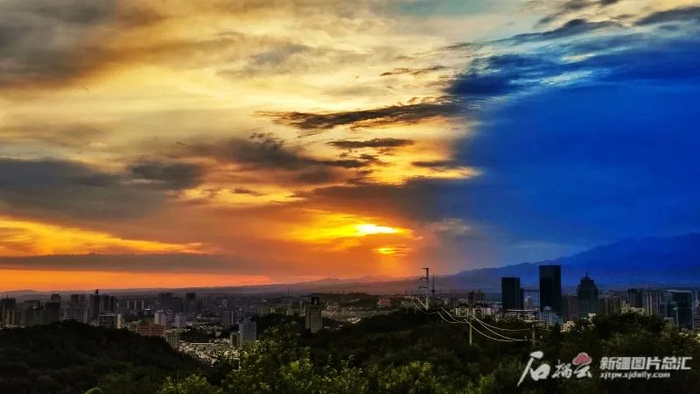 7月18日，乌鲁木齐市的朝阳。石榴云/新疆日报记者张万德摄
