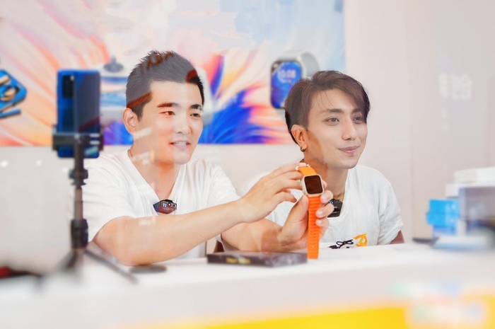 （图：华交会现场的阿里国际站跨境直播间）