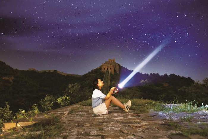     游客在北京古北水镇景区观星   景区 供图