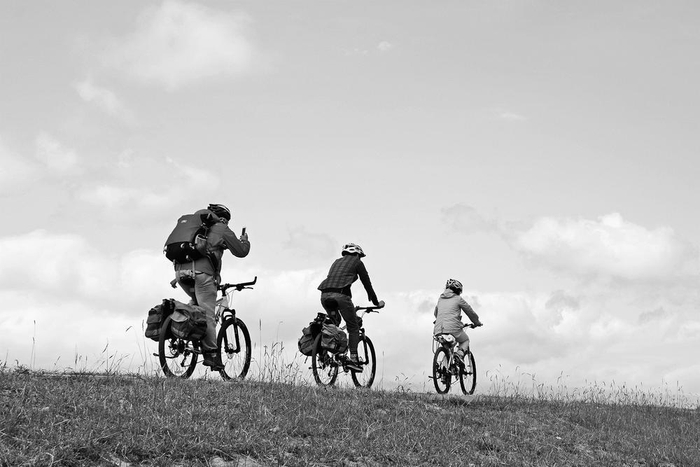     年轻人在青海湖骑行   本报记者 陈晨 摄