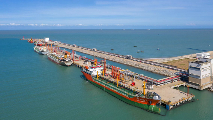 　　国家一类开放口岸八所港。东方交通运输局供图