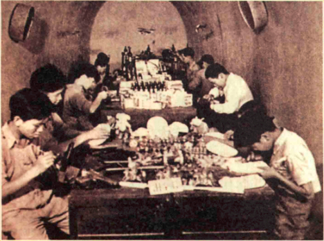 为躲避日机轰炸，众多工厂隐藏在山岩隧洞中坚持生产