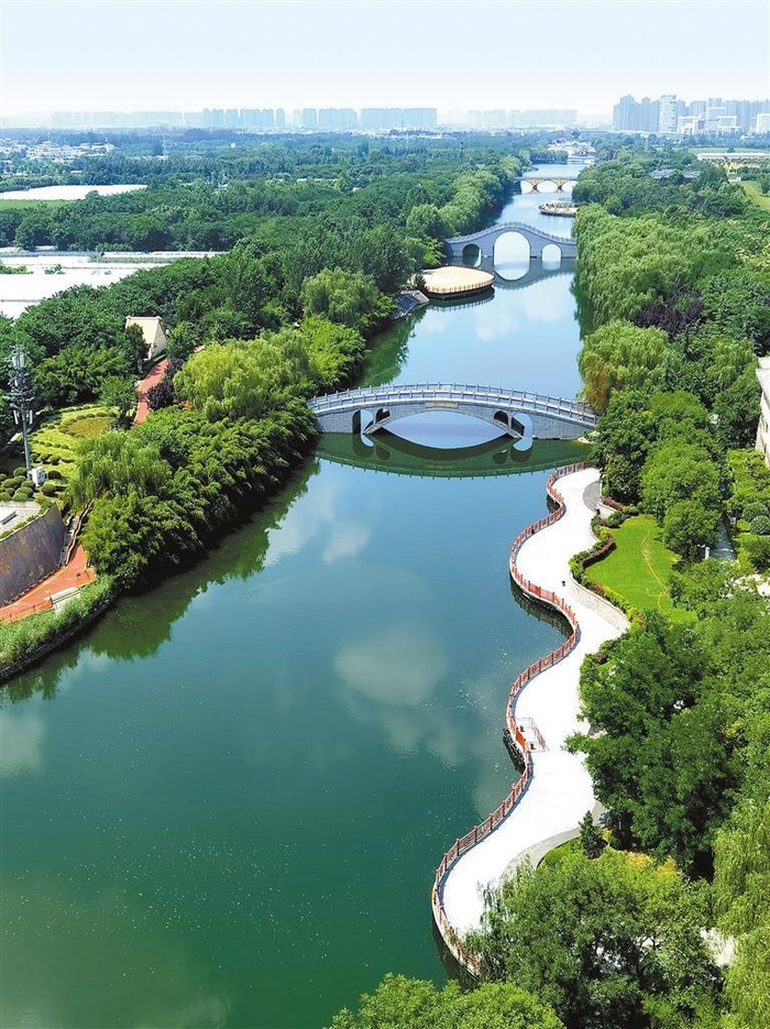 汉城湖景区水波荡漾，浓荫蔽日。