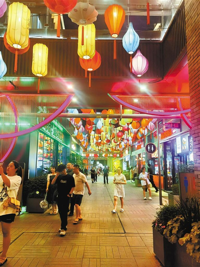 入夜，易俗社文化街区灯光璀璨。