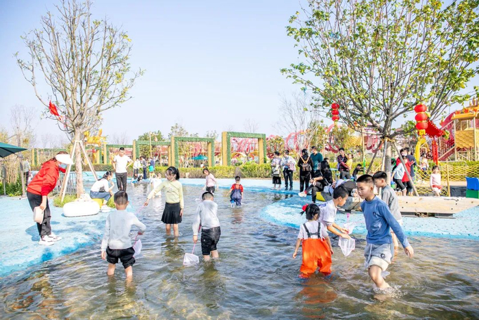 △夏日炎炎，最适合玩水摸鱼。图片由古劳水乡景区提供