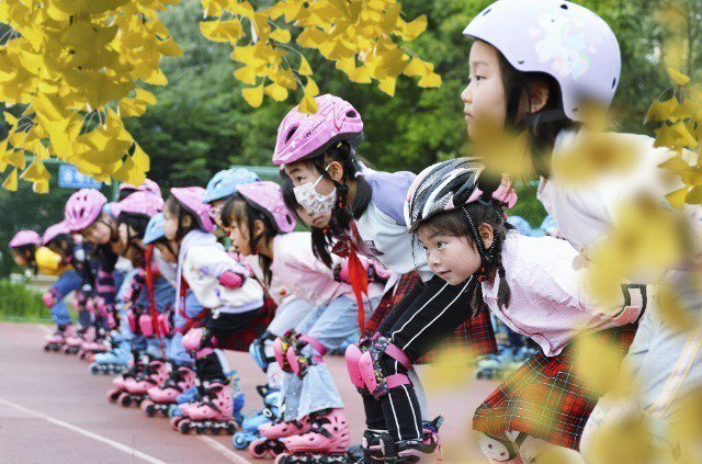 《梦想从足下起步》游府西街小学溧水分校滑轮社团学生在训练出发动作。姜明灯 摄