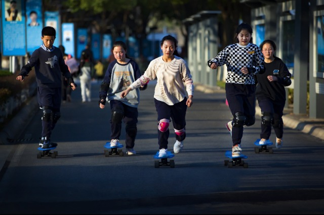 《滑板上飞翔》南京市建邺区金陵中学河西分校开展的“课外滑板”运动训练现场。吉龙生 摄