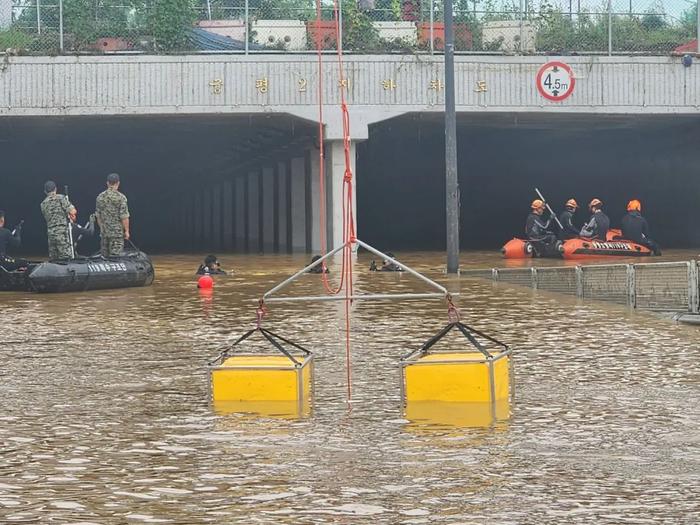 韩国暴雨已致44死，一市长却冒雨打高尔夫