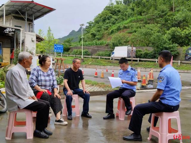 ▲民警走访群众寻找张女士的亲人