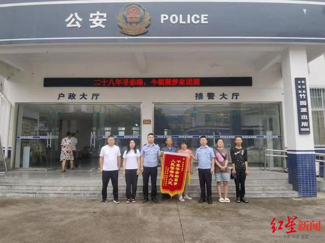 ▲张女士一家送锦旗表达感激之情