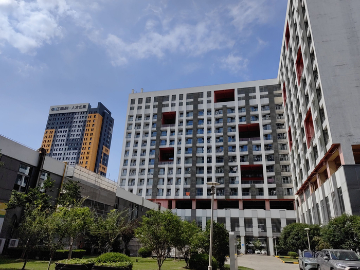 895孵化器对面，就是人才公寓。于玘珺 摄影