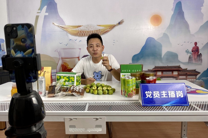 广安电子商务产业园里，主播正在进行广安特产的专场直播。彭娟/摄