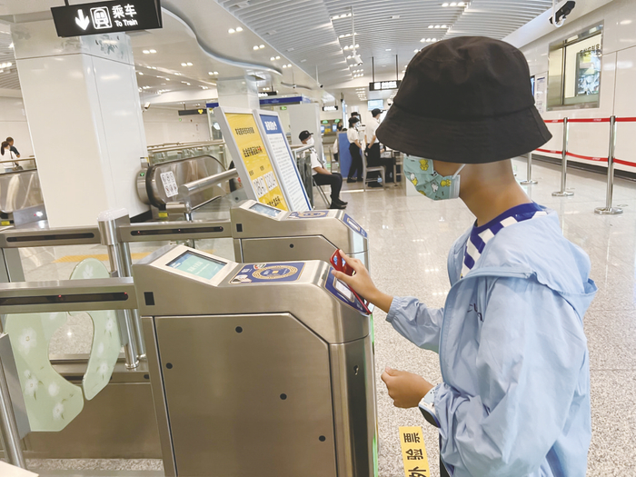     市民通过爱南宁App“一码通城”应用，扫码进站搭乘地铁    本报记者 宋延康 摄