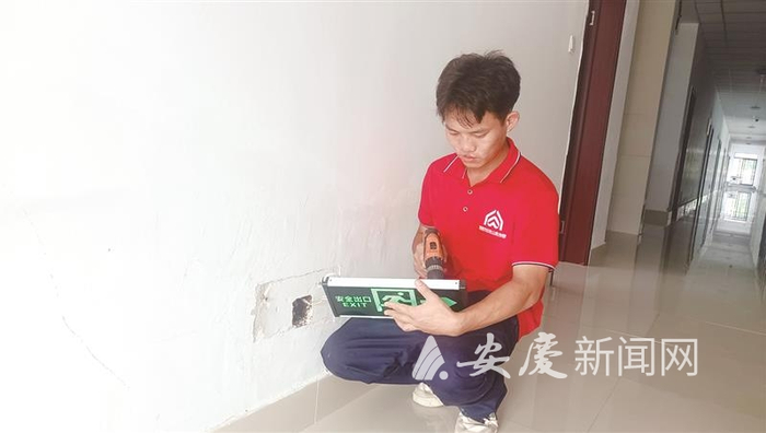 朱庆在维修福利院内设施。