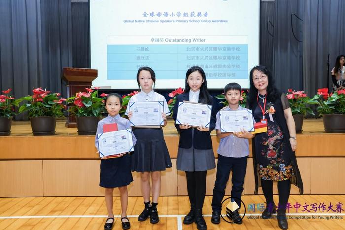 北京大兴耀华京港学校的王晨屹同学获得了全球母语小学组卓越奖，他通过主题演讲，跟参会者分享了如何寻找自驱力，而不是内卷。