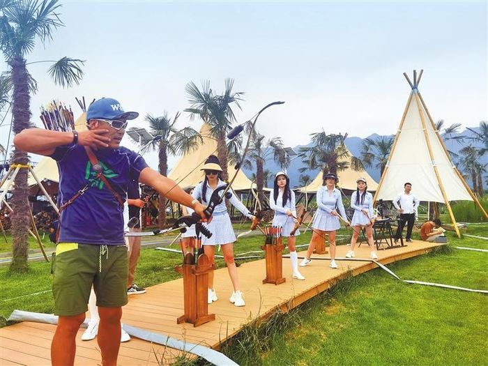 天桥湖国际生态区风景如画。图为游客在这里学习射箭。