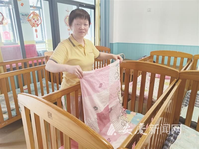 金春在整理孩子们的被子。