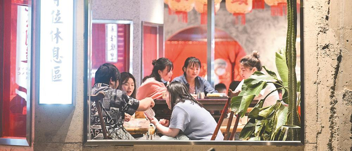 成都餐饮市场活力十足，图为众多食客在火锅店品尝美味食物 本报资料图片