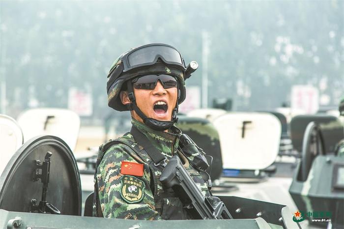 　　官兵高喊“雪豹”誓词。贾科林摄