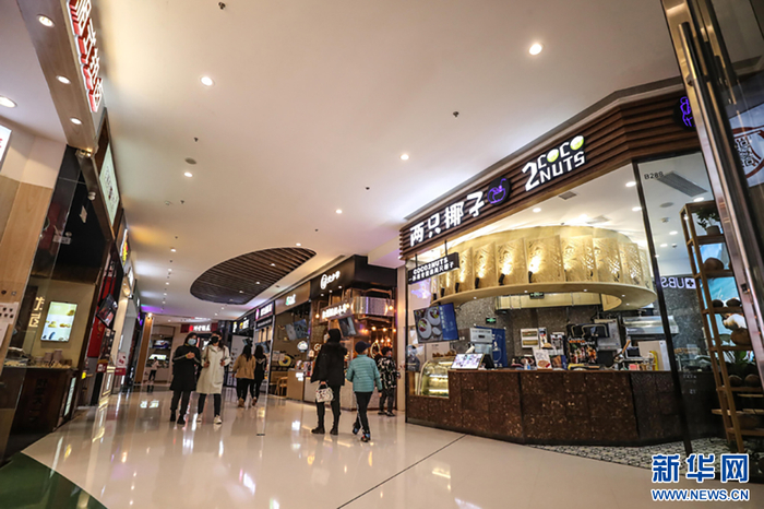 市民经过沈阳铁西万象汇商场内的美食区。新华社记者 潘昱龙 摄
