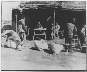 二次淞沪抗战后，白利南路贫民居住区旁的难民茶室。