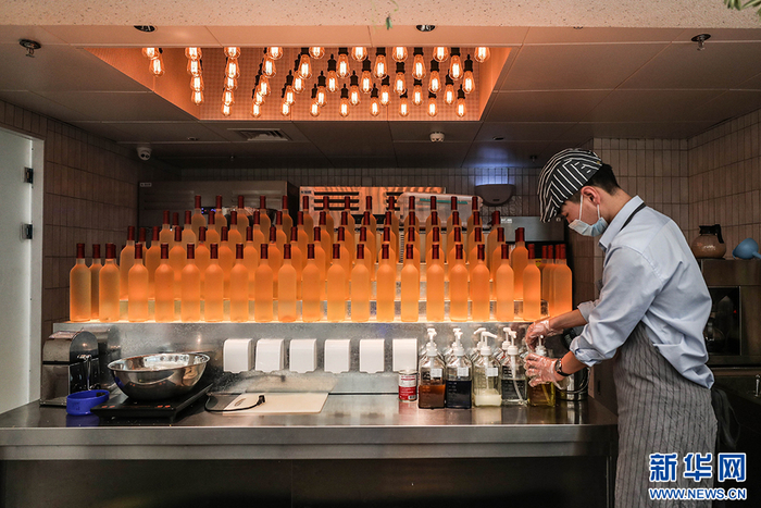 沈阳铁西万象汇商场内一餐厅的服务员在为顾客制作饮品。新华社记者 潘昱龙 摄