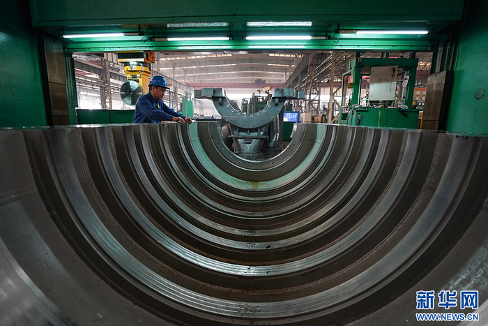 沈阳鼓风机集团股份有限公司的工人在车间工作。新华社记者 潘昱龙 摄