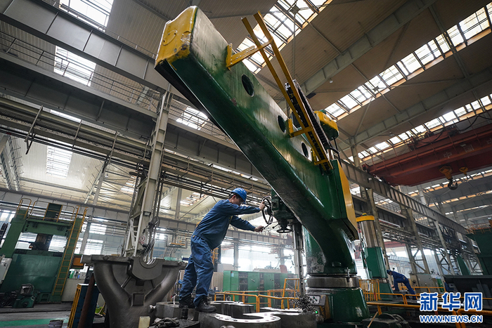 沈阳鼓风机集团股份有限公司的工人在车间工作。新华社记者 潘昱龙 摄