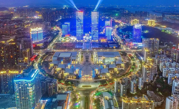 △环五邑华侨广场商圈。陈立武 摄