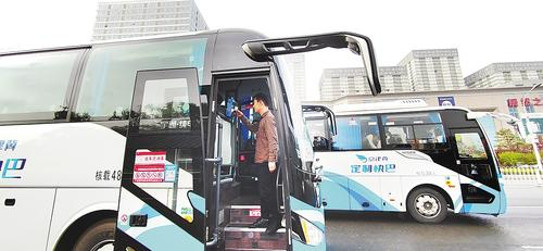 近日，在三河市燕郊天子庄园站，市民通过刷身份证及人脸识别乘坐开往北京国贸的京津冀定制快巴。河北日报记者 赵永辉摄