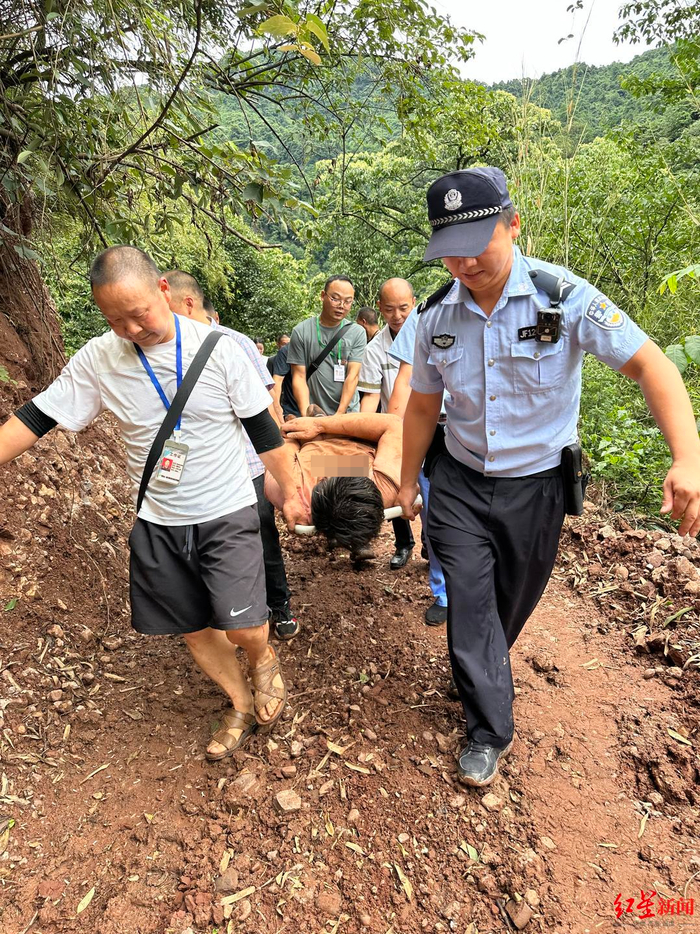 ▲众人合力抬伤者下山