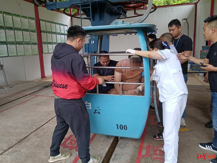 ▲伤者被小心地抬进了索道厢内