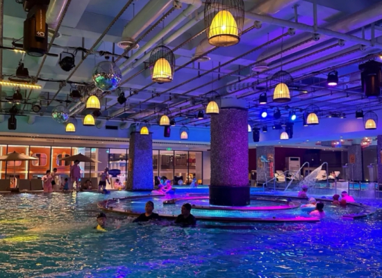 ▲洗浴中心的室内水上乐园，成为亲子家庭避暑遛娃的好去处。图源：大众点评