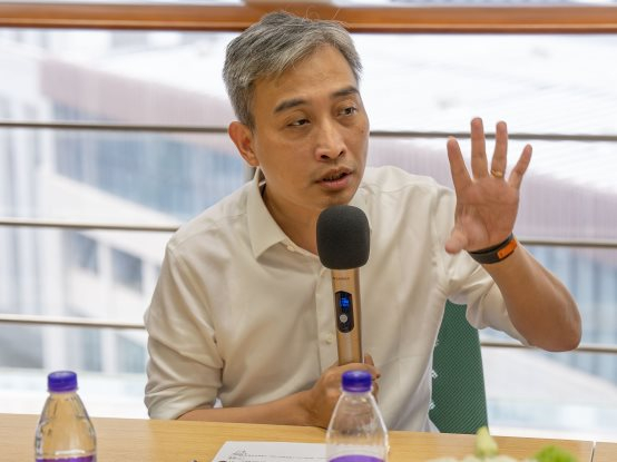 （图：阿里智能信息事业群副总裁兼党委书记周晓鹏发言）