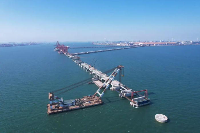 ▲2023年防城港企沙港区赤沙作业区1号泊位码头施工平台。（李建华 摄）