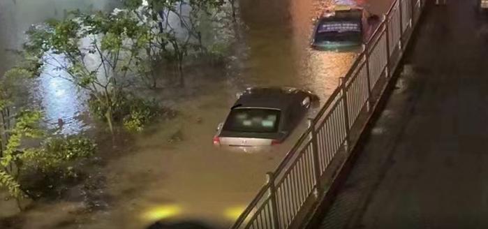 杭州突降暴雨，多路段积水车辆被淹！