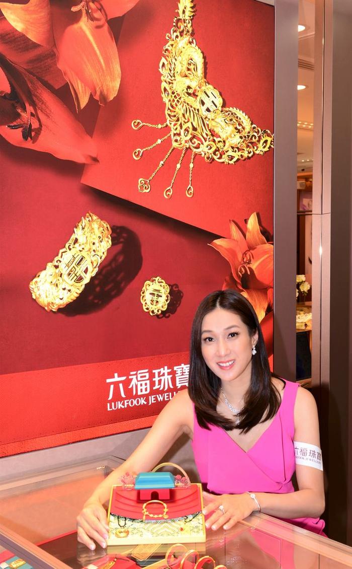 除钻石首饰外，蕴含华人传统祝福意义的黄金首饰也是钟嘉欣女士十分喜欢的