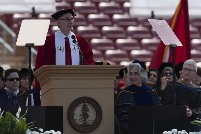 ▲泰西耶-拉维涅就任斯坦福大学校长仪式 &nbsp;据ICphoto