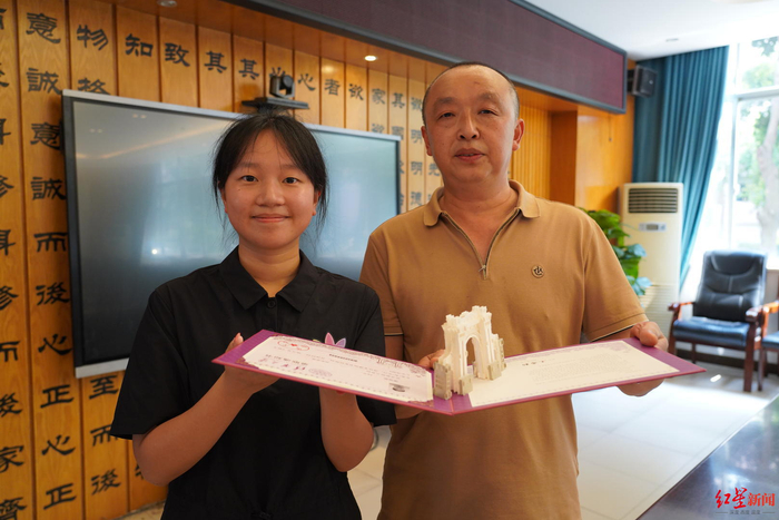 ▲谭淑莹收到清华大学录取通知书