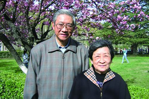 ▲汪应洛与妻子张娴如在西安交通大学校园内。