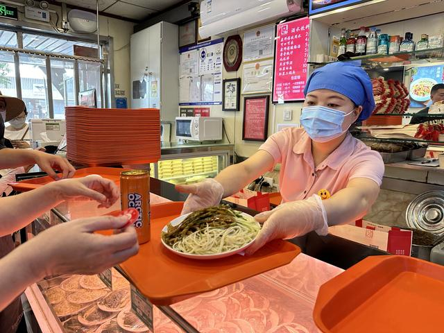 “二伏”将至，老字号凉面提前热销。受访者供图