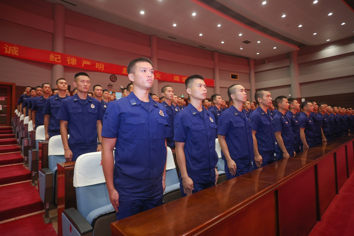 图为国家综合性消防救援机动队伍进驻广西。冯耀华 摄
