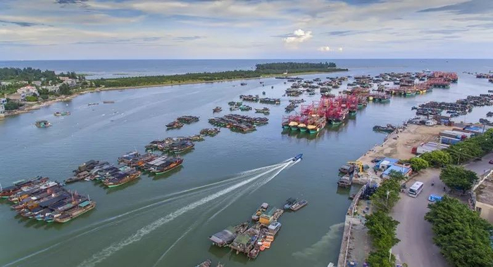 ▲企沙港区边地贸口岸码头。（图源网络）