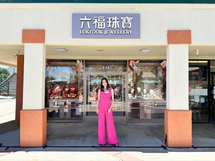 著名演员及歌手钟嘉欣女士主持六福珠宝美国北加州米尔皮塔斯欧化中心新店开幕仪式